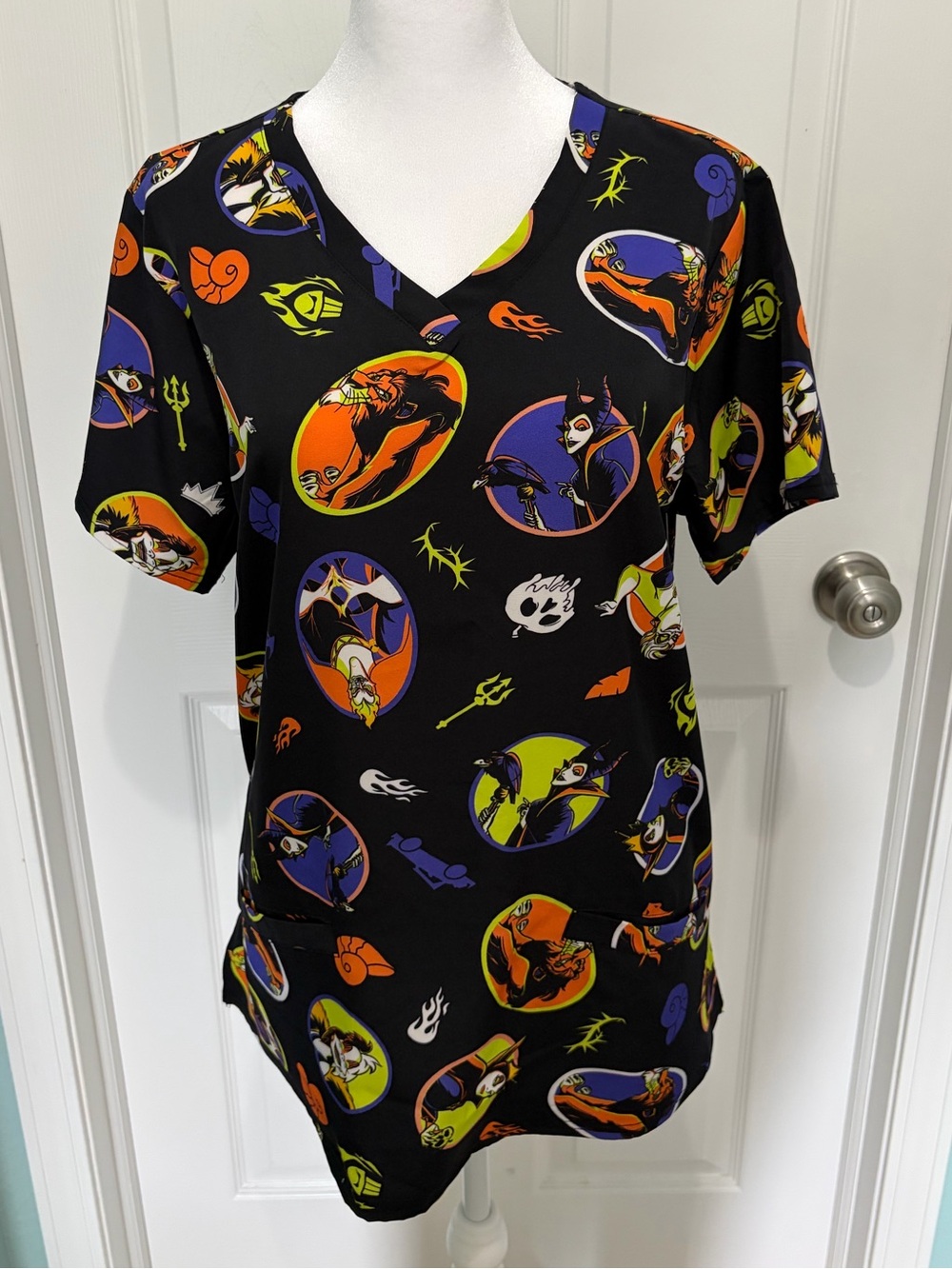 Disney Villains Halloween Scrub Top NWT Women's Medium Maleficent Ursula Scar